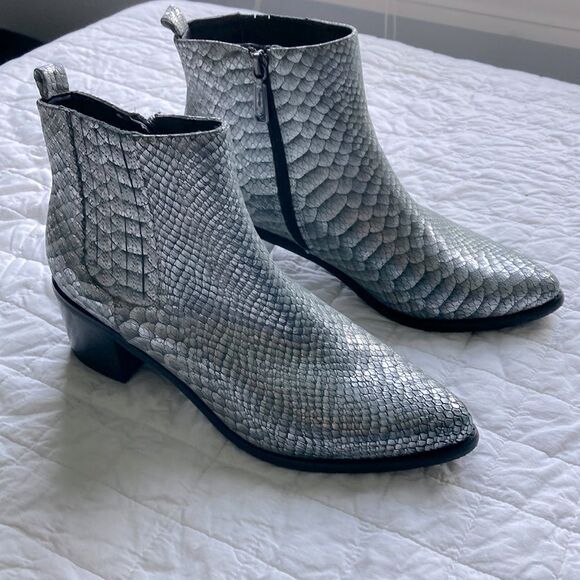 Blondo Silver snake skin block heel Chelsea Boots size 10 - Picture 1 of 8